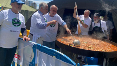 El ministro de Trabajo, Pablo Mieres, y el senador Jorge Gandini del Partido Nacional en la paella solidaria del Centro Horizonte.