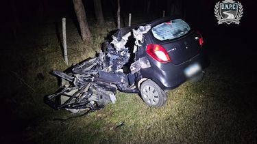 dos personas murieron tras el choque entre un auto y un microbus en ruta 14, cerca de sarandi del yi