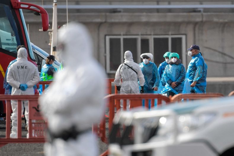 Comenzó el desembarco del crucero donde hubo tres muertes por hantavirus tras llegar a Islas Canarias