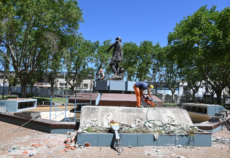 La Intendencia de Paysandú informó este jueves que comenzaron las obras de remodelación de la plaza Constitución y la construcción del Centro de Interpretación de la Defensa.