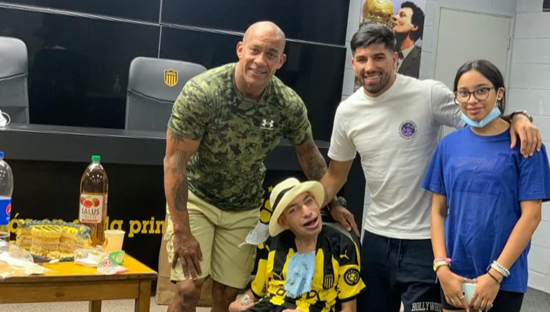 Fernando padece parálisis y su mamá necesita colaboración.