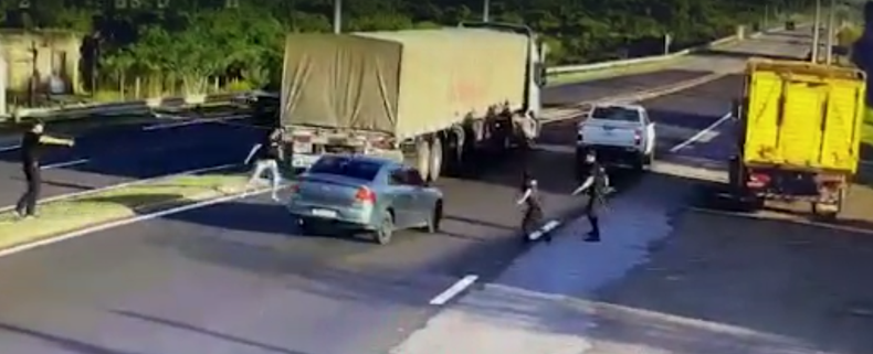Policía de Salto intenta de detener un auto en control del puente Daymán.