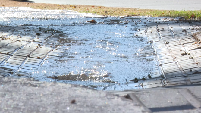 OSE repara rotura que afecta un barrio de Montevideo.