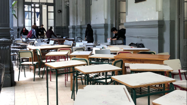 Gremio Estudiantil del IAVA realizó este lunes una marea de bancos vestidos de negro por poca respuesta de Secundaria.