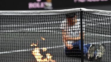 activista entro a la pista en laver cup y se prendio fuego