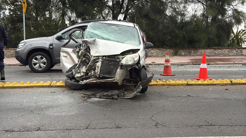 Brutal siniestro en la rambla de Punta Gorda: auto invadió senda contraria y chocó frontalmente contra otro