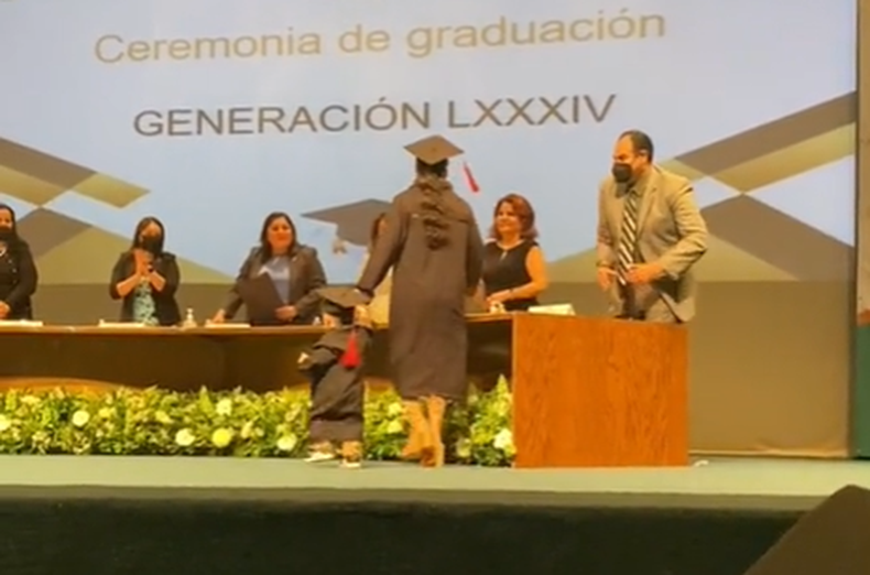El embarazo no se interpuso entre la joven estudiante y su título universitario.