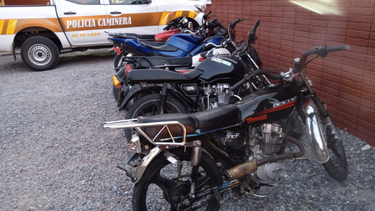 Policía Caminera intervino en picada, confiscó vehículos y un joven apedreó un patrullero.