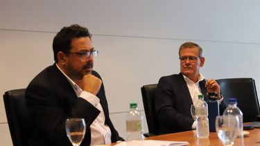 Alejandro Sánchez y Jorge Díaz durante la reunión en de transición en Presidencia.