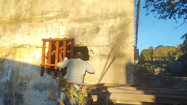La Teja: vecinos denuncian que intrusos entran a robar en un depósito abandonado y cruzan patios y techos