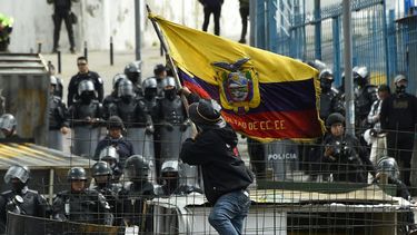 congreso de ecuador deja en suspenso destitucion de lasso por protestas