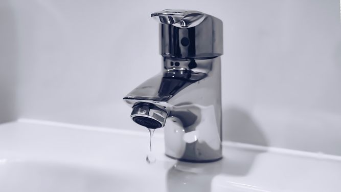 Trabajos de OSE afectan suministro en barrio de Montevideo.