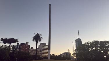 La Plaza de la Bandera está sin pabellón; la IM indicó que se agotaron y la compra demora algunos días