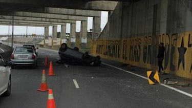 Un conductor alcoholizado despistó y volcó en ruta 101