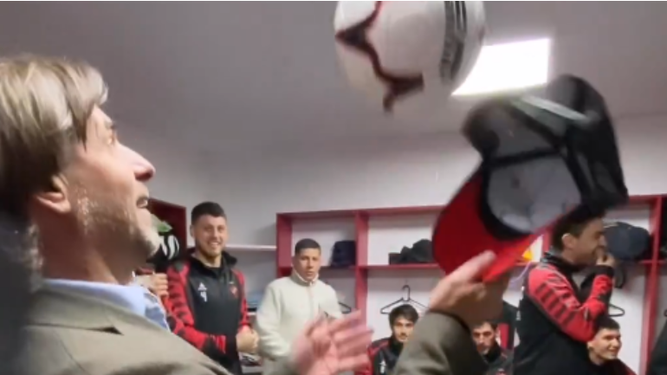 Lacalle Pou jugó cabecita en estadio de Juanicó.