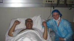 La ministra de Salud, Karina Rando, con paciente trasplantado del hígado hace 14 años.