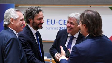 Los presidentes y cancilleres de Uruguay y Argentina en la III Cumbre UE - Celac en Bruselas.