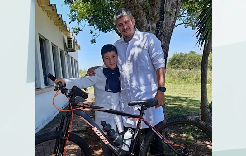 Un maestro rural de Artigas le regaló su bicicleta a un alumno y le dejó un mensaje para toda la vida