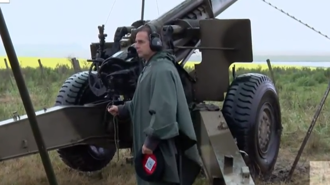 El momento en que el presidente Lacalle Pou disparó un cañón durante un ejercicio militar