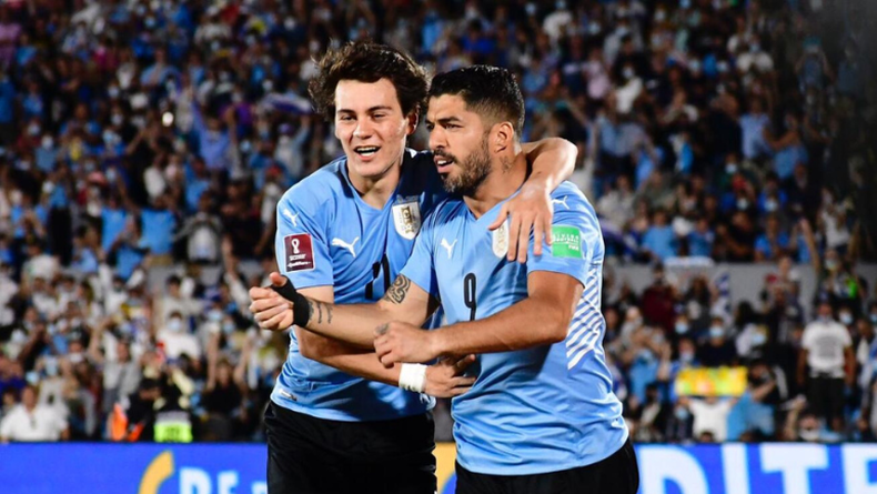 Facundo Pellistri y Luis Suárez.