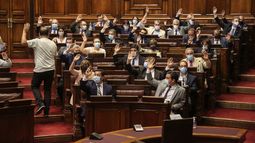 Parlamento aprobó limitar reuniones sin votos del Frente Amplio