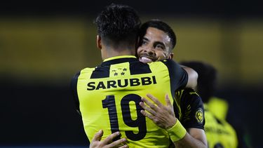 penarol gano 2-0 ante danubio; el partido se destrabo en los ultimos minutos con goles de arezo y villalba