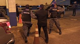 Intentó pasar con mercadería ilegal, se dio a la fuga, pero fue detenido