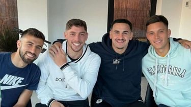 Fede Valverde junto a Diego Rossi, Fabián Píriz e Iván Cartés.