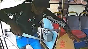 La Policía detuvo a un hombre que venía robando en ómnibus en Villa Española: lo atraparon tras rapiñar un bus