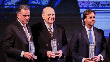 Hoy acompañamos a nuestro presidente: Lacalle Pou y Sanguinetti fueron con Orsi a Buenos Aires