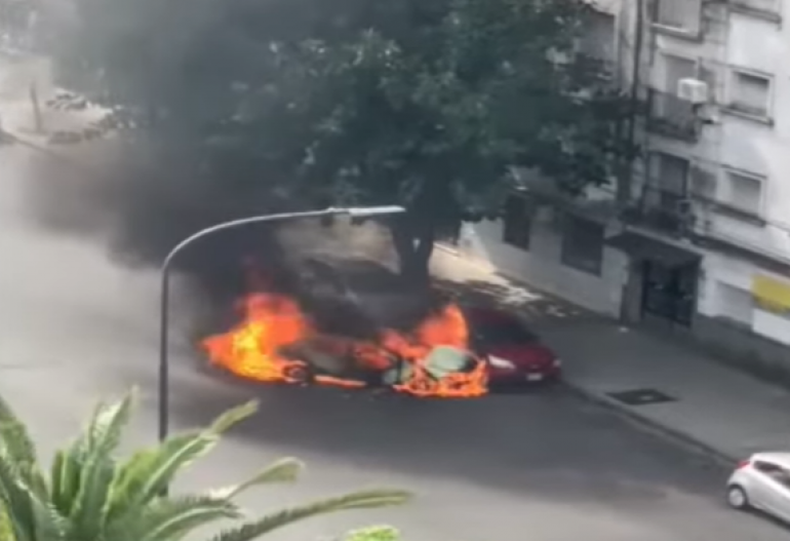 Un taxi se incendió, siguió circulando y luego explotó en la calle