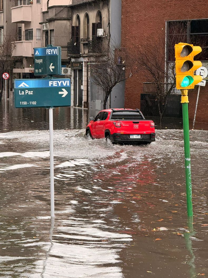 Diluvio en Montevideo: El Cerro registró más de 120 mm de lluvia y hay barrios con calles anegadas 3 Pluviómetro marcando registros récord de agua en el barrio Cerro de Montevideo.