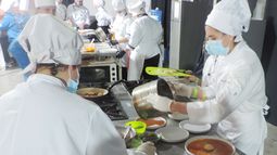 Equipos en competencia de cocina