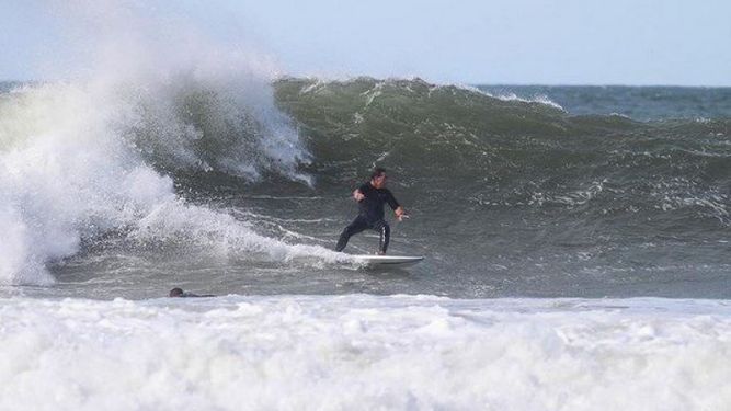 Lacalle Pou empezó el 2021 surfeando en Rocha