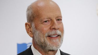 asi esta bruce willis tras ser diagnosticado con afasia
