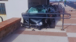 Rambla Malvín: un auto se incrustó en la entrada de parador