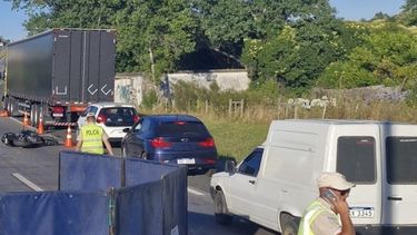 un hombre que manejaba una moto de alta cilindrada murio al caer al pavimento en la perimetral