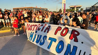 Decenas de personas se concentraron en Colonia Nicolich en reclamo de justicia por joven asesinado