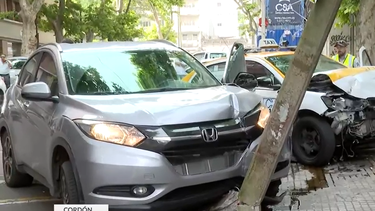 Dos autos chocaron en el Cordón y terminaron contra la fachada de un restaurante