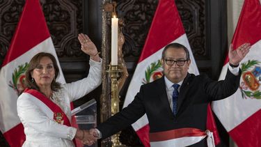 presidenta de peru instala su gabinete en medio de protestas