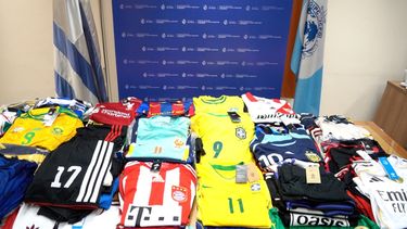 Incautaron más de 1.100 camisetas de fútbol falsificadas en dos allanamientos en Montevideo
