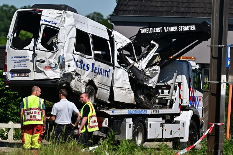 Micro escolar fue embestido por un tren en Bélgica: cuatro personas murieron, entre ellos dos menores