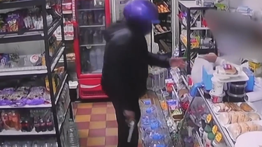 violenta rapina a un almacen en salto: el delincuente apunto con un arma al pecho de la encargada