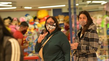 Los shoppings reducen dos horas su horario de apertura al público