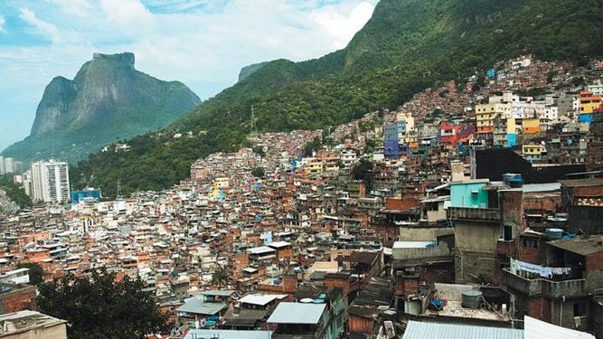 Yoga en las favelas de Río para reducir el estrés que provoca la violencia