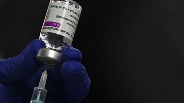 Evaluarán vacunar con AstraZeneca a hombres menores de 60 años