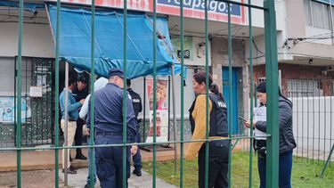 ladrones que vestian sobretunica y tapabocas asaltaron con violencia un local de pagos: nos tiraron al piso
