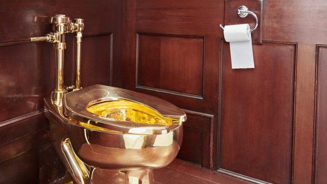 Inodoro en oro del artista italiano Maurizio Cattelan.