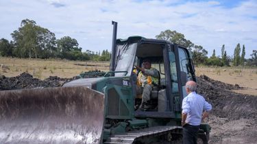 Ministro de Defensa, Javier García, recorrió tajamares en Los Cerrillos.