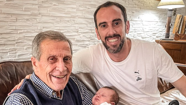 diego godin visito a oscar tabarez con su hija